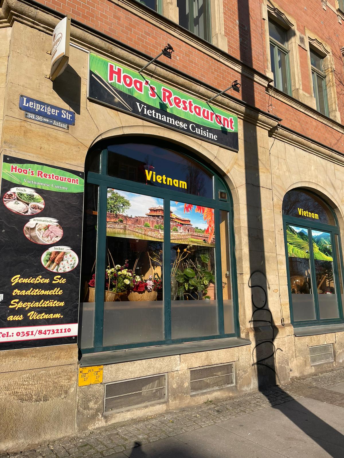 Außenansicht von Hoa's Restaurant, vietnamesische Küche, Sonne scheint auf das Gebäude, Leipzig.
